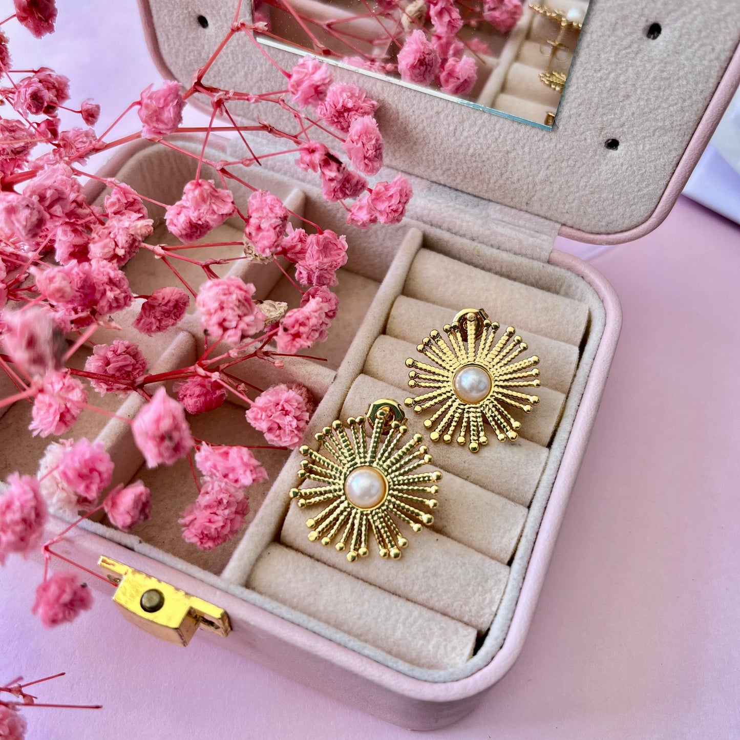 Aretes forma palma con perla blanca