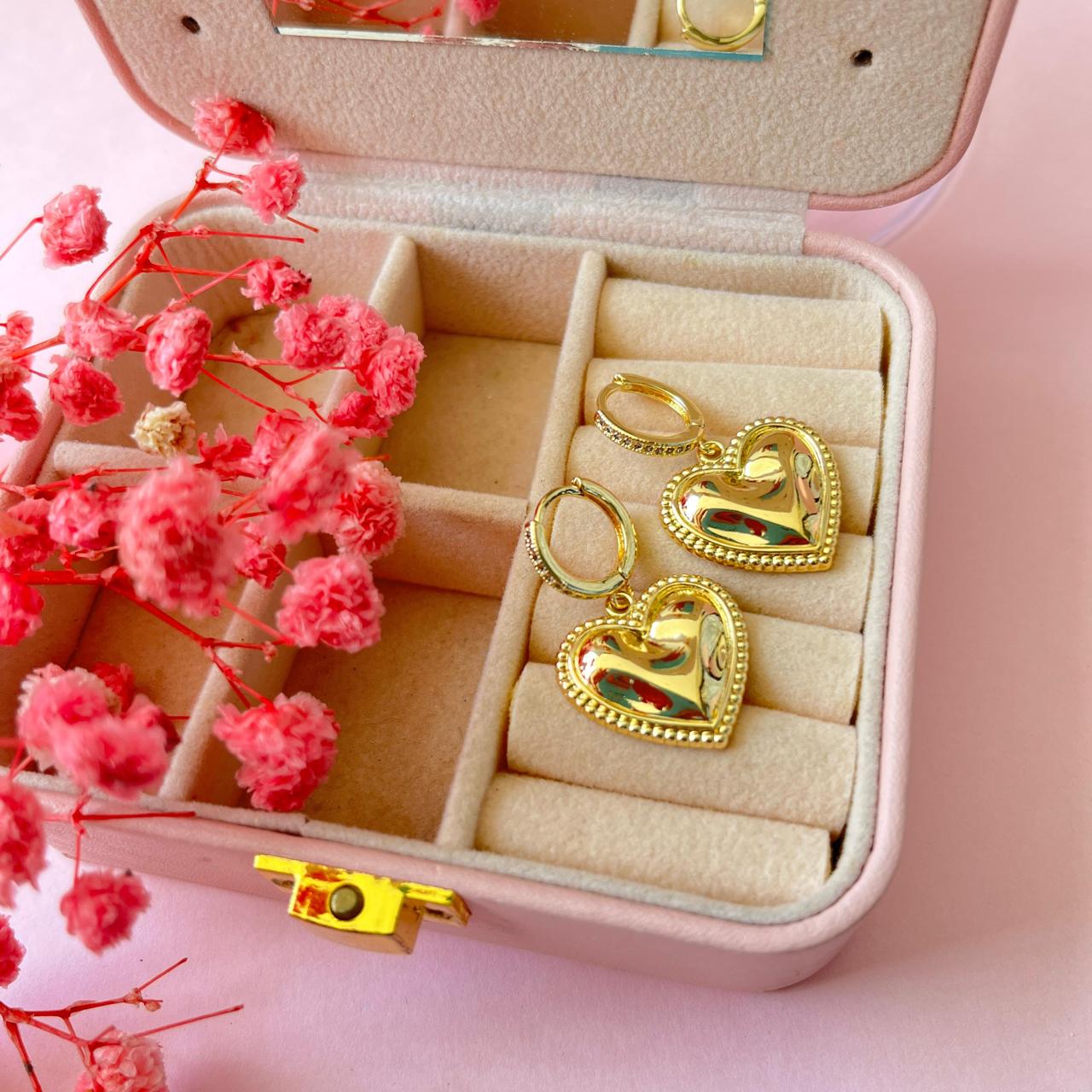 Aretes corazón dorado colgante
