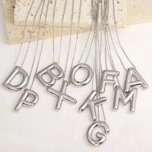 Collar inicial globo plateado