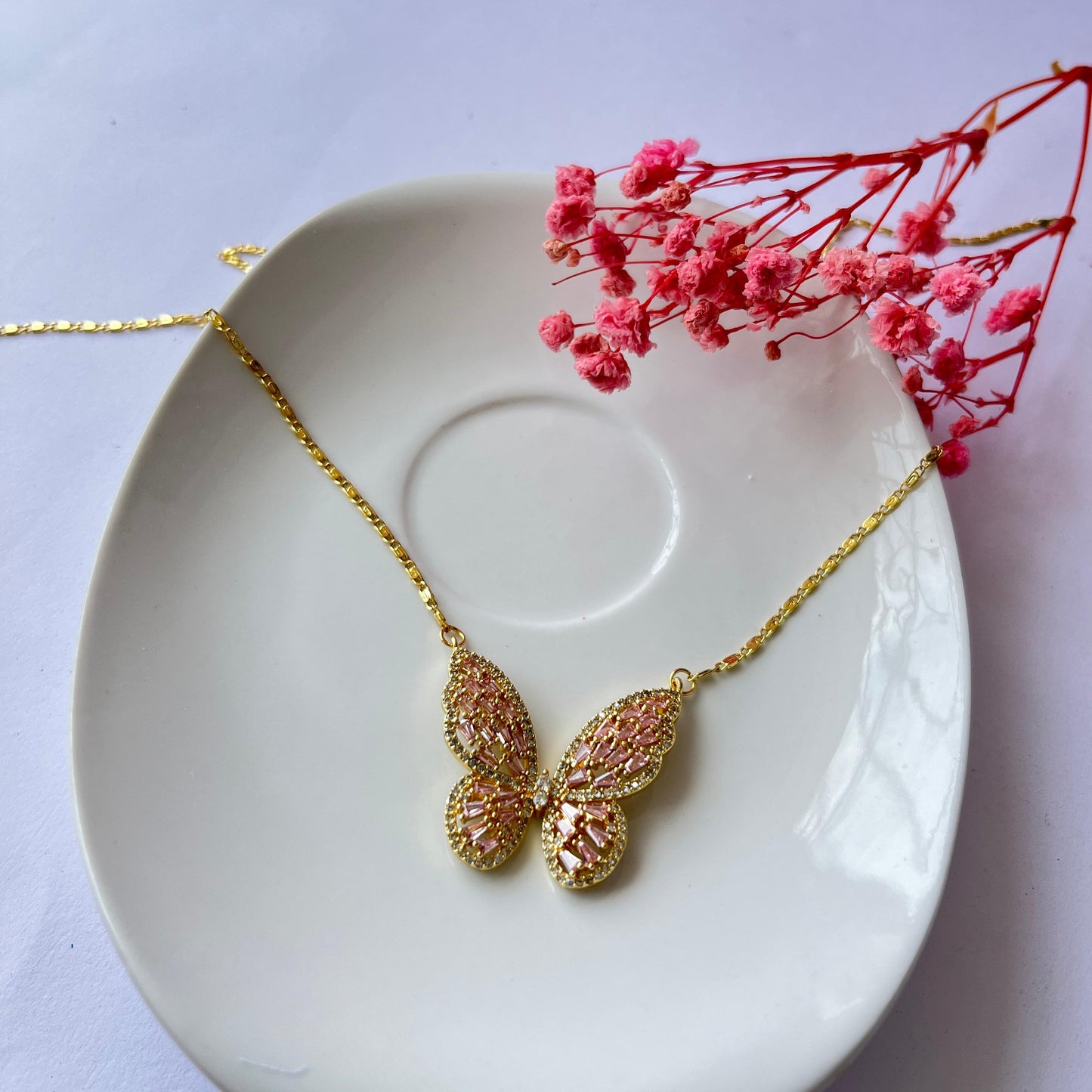 Collar mariposa con pedrería rosada