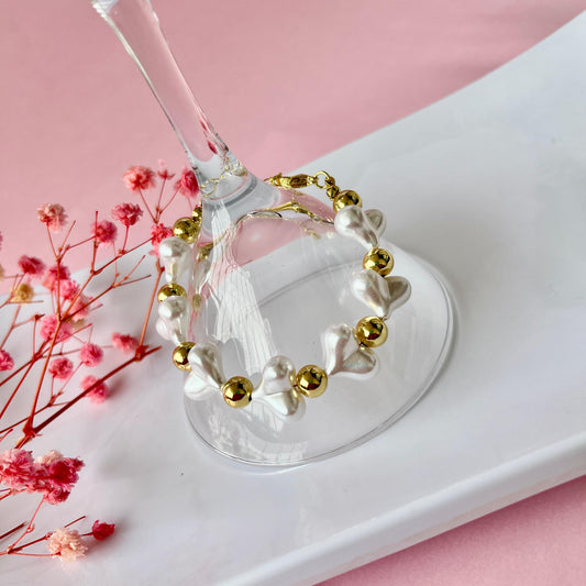 Pulsera corazones blancos  con perlas doradas